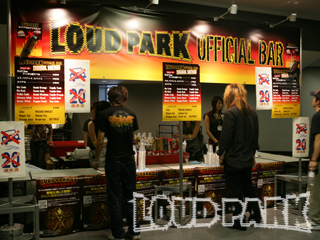 官方BAR,賣酒的喔。照片來源:http://www.loudpark.com/08/ 官方BAR,賣酒的喔。照片來源:http://www.loudpark.com/08/